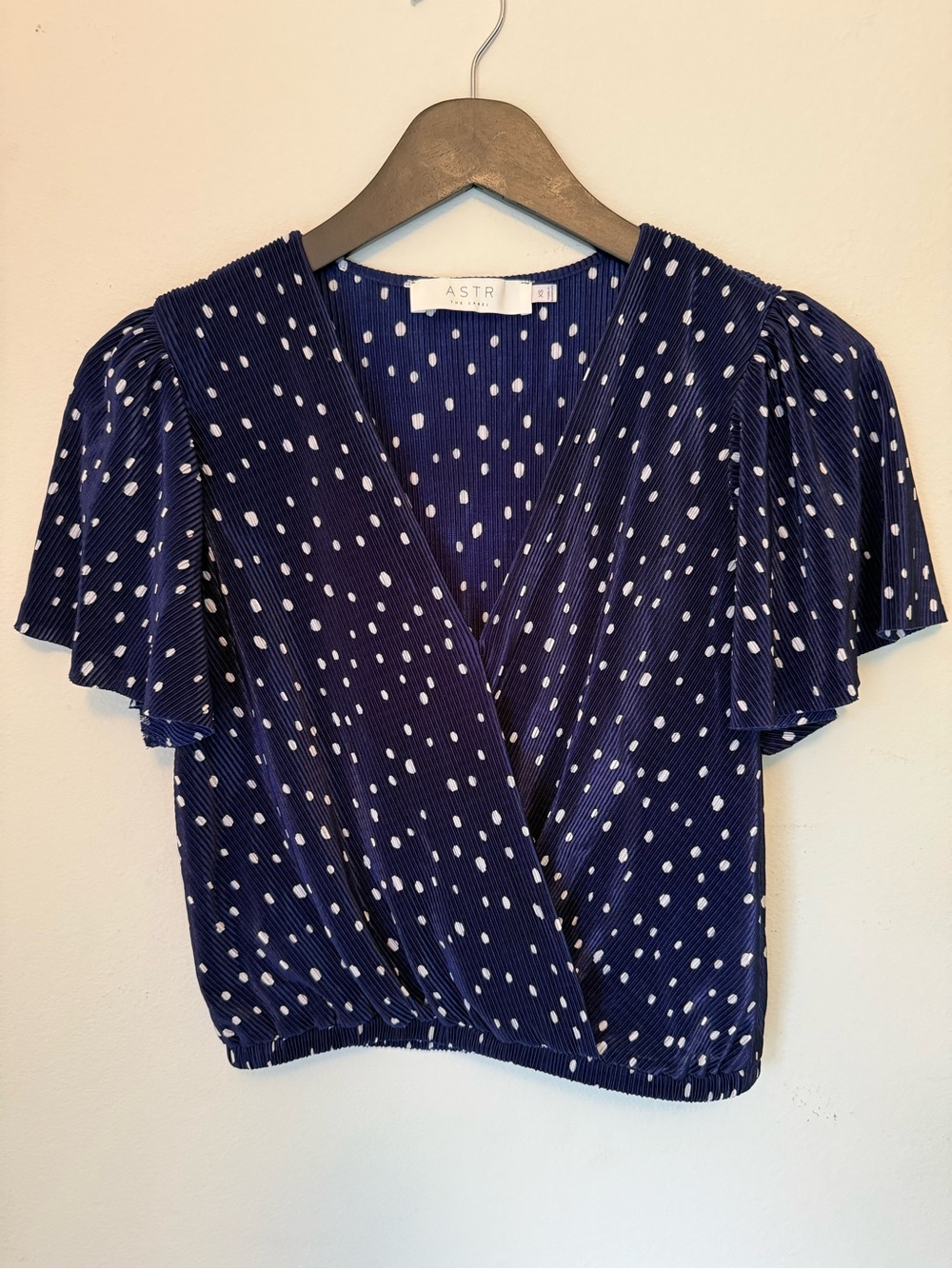 ASTR the Label Plisse Ribbed Flutter Sleeve Wrap Crop Blouse Blue Polka Dot XS